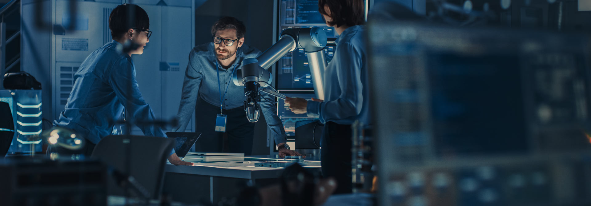 工業級 DDR5-6400/7200MHz 透過時脈驅動（CKD）元件，大幅提升記憶體效能與穩定性。